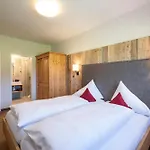 Stadler Aparthotel 3*
